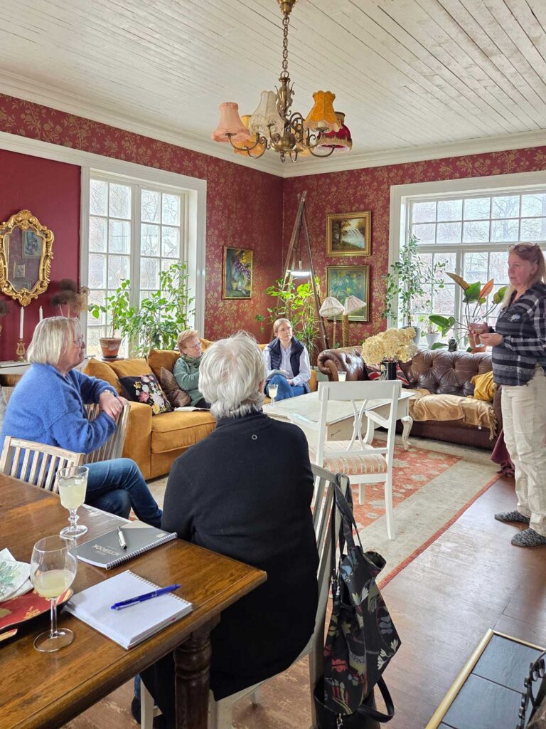 Kursdeltagare på trädgårskurs på Villa Kämparo
