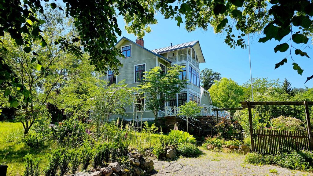 Huset Villa Kämparo omgivet av trädgården